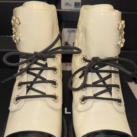 CHANEL SHINY CALFSKIN IVORY & BLACK LACE UP BOOTS - Picture 6 of 17
